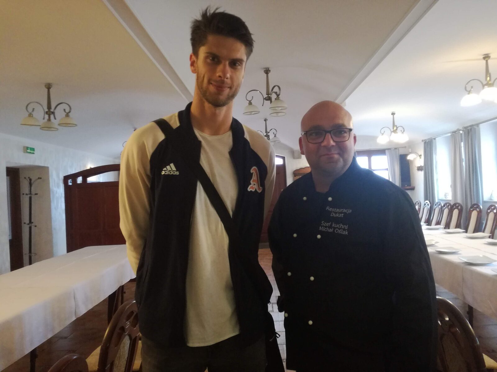 Gäste und Küchenchef im Restaurant Dukat