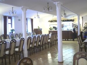 Saal des Restaurants Dukat für ein Treffen vorbereitet